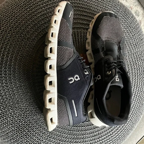 🔥🔥ON CLOUD 5 Women's Black and White Athletic Shoes size 9.5🔥🔥🔥 - Picture 6 of 9